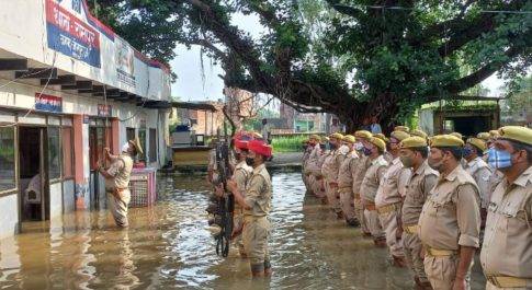 जौनपुर। घुटनों तक भरे पानी के बीच रामपुर थाने के पुलिसकर्मियों ने किया ध्वजारोहण; स्वतंत्रता दिवस के मौके पर आज पूरे प्रदेश से एक ऐसी तस्वीर सामने आई आजादी की जोश को पानी भी खलल ना डाल पाई जी हां आपको बता दें की यह तस्वीर जौनपुर जिले के रामपुर थाने की है जहां आज 75 वां स्वतंत्रता दिवस के दिन पूरे थाने में घुटने से ऊपर पानी भरा हुआ था लेकिन पुलिस के जवान पानी में खड़े होकर ध्वजारोहण कर सलामी दिए