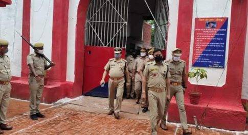 जौनपुर।जिलाधिकारी जौनपुर, श्री मनीष कुमार वर्मा एवं वरिष्ठ पुलिस अधीक्षक जौनपुर, श्री अजय साहनी द्वारा जिला कारागार जौनपुर का किया निरीक्षण