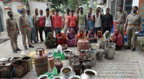 *जनपद शाहजहांपुर में रोजा पुलिस ने कच्ची शराब वनाते ब बिक्री करते 11अभियुक्त एवं 8अभियुक्ता को किया गिरफ्तार***