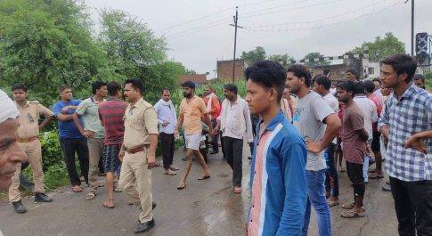 युवती ने ट्रेन के आगे लेट कर की आत्महत्या