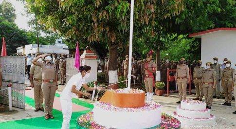 75 वें स्वतंत्रता दिवस के अवसर पर पुलिस अधीक्षक महोदया बहराइच सुजाता सिंह द्वारा द्वारा पुलिस लाइन में ध्वजारोहण किया गया।