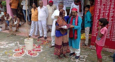 स्वतंत्रता दिवस के अवसर पर सपा के पूर्व विधानसभा प्रत्याशी ने महिलाओं को अंग वस्त्र प्रदान किया