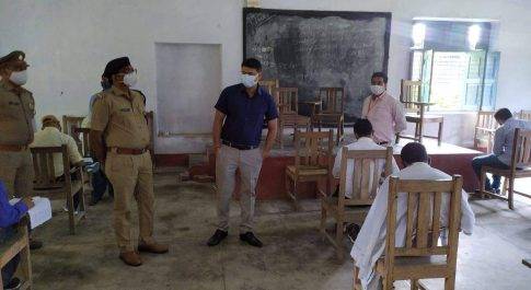 माध्यमिक विद्यालयों प्रवक्ता परीक्षा की तैयारी डीएम एसपी ने किया केंद्र का निरिक्षण