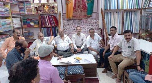 नगर क्षेत्र की बजाजा लाइन स्थित लखन लाल वस्त्रालय पर फुटकर कपड़ा वस्त्र विक्रेता संघ की हुई विशेष बैठक