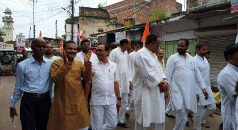 जय भारत संपर्क अभियान कार्यक्रम के तहत शहर कांग्रेस कमेटी द्वारा निकाली गई प्रभात फेरी