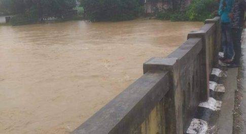 जिले हो रही लगातार बारिश से जनजीवन प्रभावित नदियों का जलस्तर बढ़ा