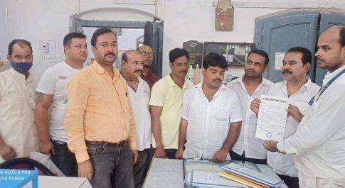 नौतनवा चेयरमैन गुड्डू खान ने रेल महाप्रबंधक को सौंपा ज्ञापन