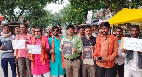 देवरिया के भलुअनी क्षेत्र के भाजपा कार्यकर्त्ताओं ने बिटिया काजल सिंह की थाना गगहां जिला गोरखपुर में हुई हत्या के विरुद्ध में शुक्रवार को कैंडल मार्च निकालकर