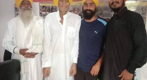 लावारिस हालत में अमृतसर पंजाब के रहने वाले कीड़ों से पटे सरदार मंजीत सिंह का अपना घर आश्रम वाराणसी में 2 माह के बाद अपने भाई एवं पुत्र से मार्मिक मिलन?