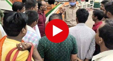 वाहन चेकिंग अभियान के अंतर्गत नगर क्षेत्र के विभिन्न चौराहों पर की गई वाहन चेकिंग ,यातायात नियमों के प्रति किया गया जागरूक