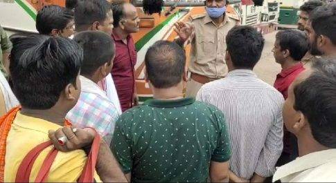 वाहन चेकिंग अभियान के अंतर्गत नगर क्षेत्र के विभिन्न चौराहों पर की गई वाहन चेकिंग ,यातायात नियमों के प्रति किया गया जागरूक