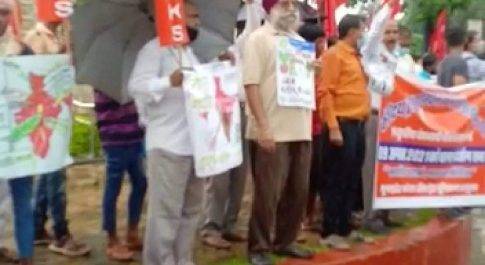केंद्र-राज्य की कॉर्पोरेटपरस्ती के खिलाफ पूरे प्रदेश में हुए धरना-प्रदर्शन, जलाई गई कृषि कानूनों की प्रतियां : खाद-बीज की कमी-कालाबाज़ारी और आदिवासियों पर राजकीय दमन का भी विरोध