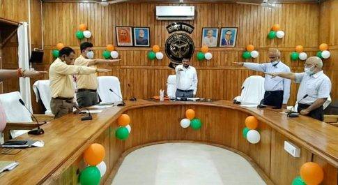 अधिकारियों एवं कर्मचारियों को दिलायी गयी सद्भावना शपथ सद्भावना दिवस के रूप में मनाया गया भूतपूर्व प्रधानमंत्री स्व. राजीव गॉधी का जन्मदिवस