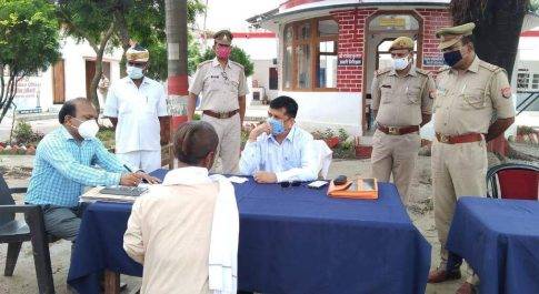 थाना समाधान दिवस का जायज़ा लेने थाना फखरपुर पहुॅचे जिलाधिकारी