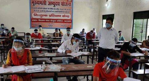 बी.एड. प्रवेश परीक्षा केन्द्र किसान पी.जी. कालेज का डीएम ने किया निरीक्षण
