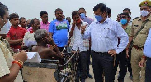 ग्राम गोलागंज व कायमपुर की जिलाधिकारी ने किया भ्रमण पूर्व में कार्यरत पूर्ति निरीक्षक को निलम्बित करने के दिये निर्देश
