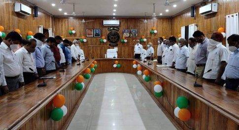 मौनधारण कर दिवंगत आत्मा की शांति के लिए की गई प्रार्थना