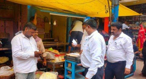खाद्य सुरक्षा अधिकारियों की टीम ने संग्रहीत किया खोया नमूना
