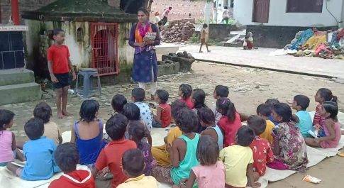 मुस्कुराता बचपन मलिन बस्तियों में 3 वर्षों से निरंतर दे रही है 400 बच्चों को निशुल्क शिक्षा