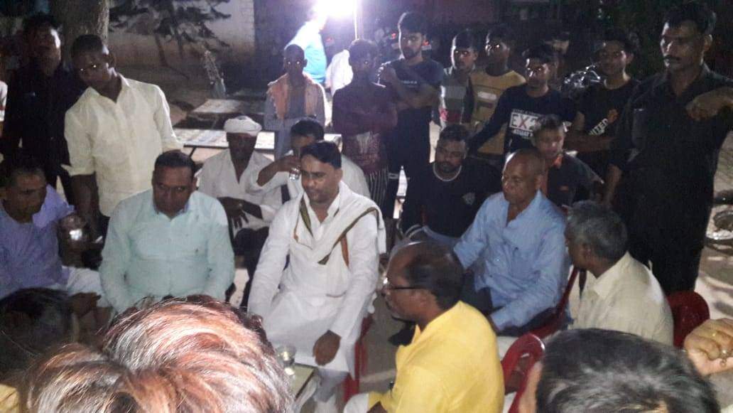 RUC के प्रदेश उपाध्यक्ष एवं विधानसभा 365 शाहगंज के भावी विधायक शहाबुद्दीन ने मनिहार दिनेश गुप्ता के माता जी की तेरहवी में किया शिरकत।