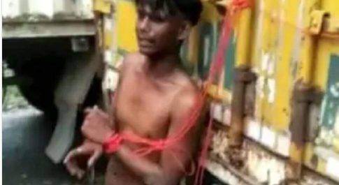 चोरी के शक में युवक को ट्रक से बांधकर पीटा:ट्रक से माबाइल चुराकर भाग रहा था, पुलिस ने कानून हाथ में लेने पर ड्राइवरों पर मुकदमा किया दर्ज