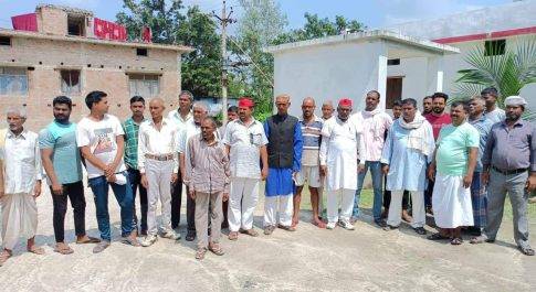 दिन रविवार को “आदर्श युवा शक्ति” के सौजन्य से जिला समाजवादी पार्टी के पिछड़ा प्रकोष्ठ के महासचिव समसुल अंसारी के नेतृत्व में देवरिया जिला के बरहज विधानसभा क्षेत्र के ग्राम पंचायत गहिला में पिछड़ों और दलितों के विषय पर बृहद चर्चा हुई|
