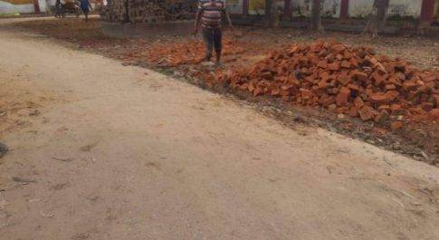 मानक को ताक में रखकर ब्लॉक परिसर में कराया जा रहा है इंटरलॉकिंग का निर्माण कार्य