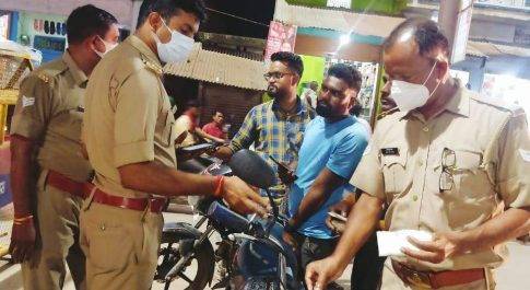 नानपारा राजा बाजार चौकी इंचार्ज द्वारा चलाया गया वाहन चेकिंग अभियान… ==================== नानपारा बहराइच राजा बाजार कतरनिया चौराहा चौकी इंचार्ज द्वारा चलाया गया ।वाहन चेकिंग में मौजूद महिला चौकी इंचार्ज स्पेक्टर रंभा गुप्ता और राजा बाजार चौकी इंचार्ज शशि कुमार राणा द्वारा वाहन चेकिंग चलाया गया। जिसमें महिला इंस्पेक्टर रंभा गुप्ता द्वारा 180 गाड़ियों की चेकिंग