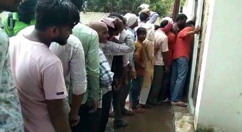 जौनपुर।शाहगंज सामुदायिक स्वास्थ्य केंद्र पर करोना प्रोटोकॉल की उड़ी धज्जियां