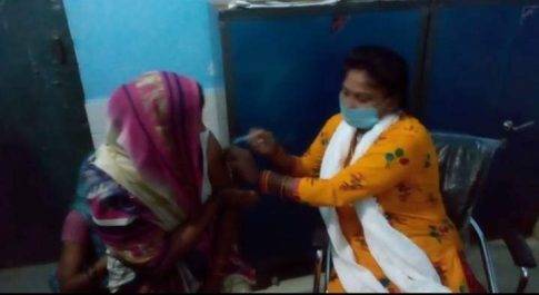 कोविड-19 टीकाकरण अभियान अंतर्गत खैरी- समैसा में लगाए गए टीके, ग्रामीणों की उमड़ी भीड़