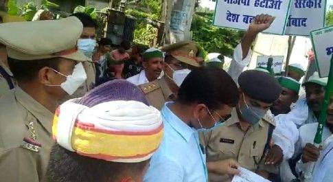 नानपारा में 7 सूत्रों की मांग को लेकर किसानों ने किया धरना प्रदर्शन, बीजेपी सांसद के ऊपर सीबीआई जांच की की मांग