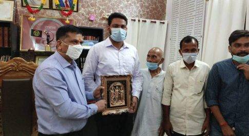 अखिल भारतीय प्रशासनिक सेवा में चयनित आनन्द सिंह ने डीएम से की शिष्टाचार भेंट