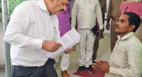 जन सुनवाई में आये दिव्यांग की कक्ष से बाहर आकर डीएम ने सुनी समस्या