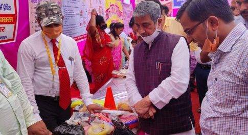 जनपद के विकास खण्ड मुख्यालयों पर समारोहपूर्वक आयोजित हुआ गरीब कल्याण मेला सहकारिता मंत्री अध्यक्षता में कैसरगंज में आयोजित हुआ गरीब कल्याण मेला विभिन्न योजनाओं से लाभान्वित किये गये पात्र लाभार्थी