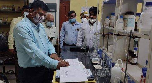 डीएम ने जल परीक्षण प्रयोगशाला का किया औचक निरीक्षण रेण्डमली जल नमूनों के भी परीक्षण के दिये निर्देश