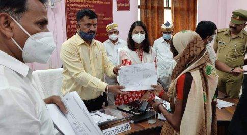 सम्पूर्ण समाधान दिवस में लाभार्थियों को मिली आवास की चाभी उत्तराधिकारियों को वितरित की गयी खतौनी