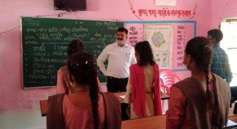 जिलाधिकारी ने किया उच्च प्राथमिक विद्यालय गजाधरपुर का निरीक्षण
