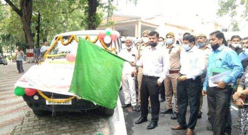जिलाधिकारी ने हरी झण्डी दिखाकर जागरूकता वाहन को किया रवाना