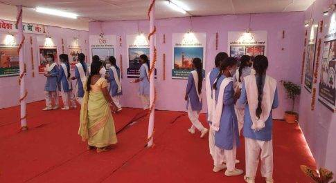 सांसद अक्षयवर लाल गोंड ने किया चित्र प्रदर्शनी का अवलोकन
