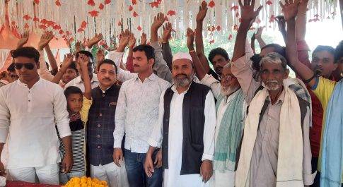 समाजवादी पार्टी के अल्पसंख्यक जिलाध्यक्ष के मीटिंग के दौरान ग्रामीणो ने किया भव्य स्वागत