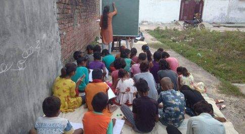 मुस्कुराता बचपन संस्था के माध्यम से शहर के मलिन बस्तियों में रह रहे लगभग 400 ग़रीब बच्चों में निशुल्क शिक्षा का दीप जला रहे शहर के जिम्मेदार युवा