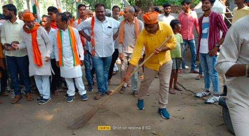 कस्ता। गांधी जयंती पर युवा मोर्चा मंडल अध्यक्ष ने स्वच्छता अभियान चलाया