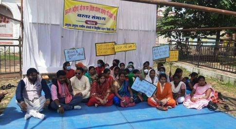 नर्सिंग छात्राओं द्वारा नौकरी देने की मांग ,गांधी जयंती पर गांधी प्रतिमा के नीचे सत्याग्रह ,माकपा, आप और मुक्ति मोर्चा ने दिया समर्थन