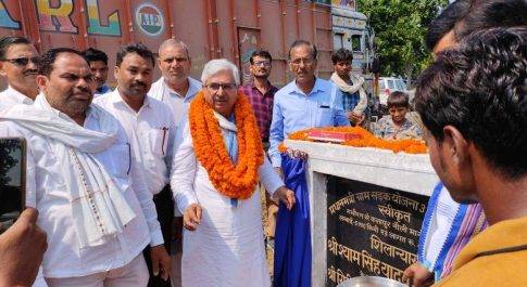 राज्य मंत्री के बाद उसी मार्ग का सांसद ने भी किया शिलान्यास, चार करोड़ अठ्ठारह लाख की लागत से बन रही छह किमी सड़क सांसद का दावा, उनकी निधि से बन रहा मार्ग