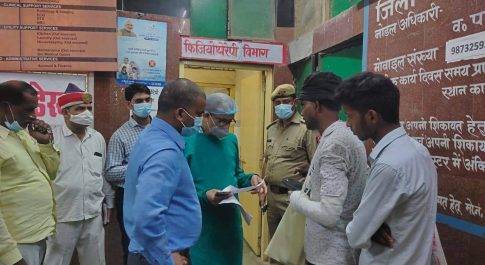 जौनपुर।सरकारी अस्पताल में बाहर से दवा लिखने पर डीएम हुए नाराज।