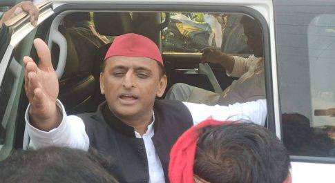 लखीमपुर में किसान आंदोलन के दौरान मारे गए नानपारा के किसानों के परिजनों से मिलने पहुंचे पूर्व मुख्यमंत्री अखिलेश यादव