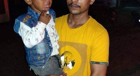 यह लड़का रुपईडीहा थाने में मौजूद है जिस किसी का बच्चा है तो कृपया रुपईडीहा थाने से संपर्क करें