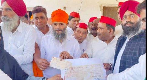 सपा ने लखीमपुर हिंसा: मृतकों के परिवार को सौंपे 5-5 लाख रुपए के चेक