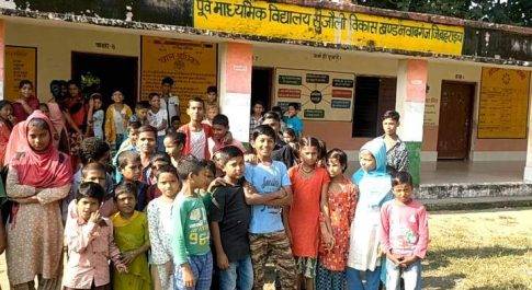 रसोइयों के सहारे चल रहा है संविलियन विद्यालय सुजौली ,बच्चों के भविष्य के साथ किया जा रहा है खिलवाड़