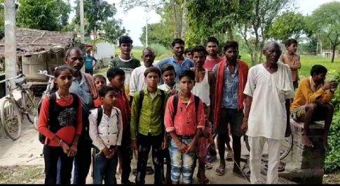 उच्च प्राथमिक विद्यालय विद्यालय बैसनपुरवा के प्रधानाचार्य ने बच्चों की तुलना कुत्तों से की